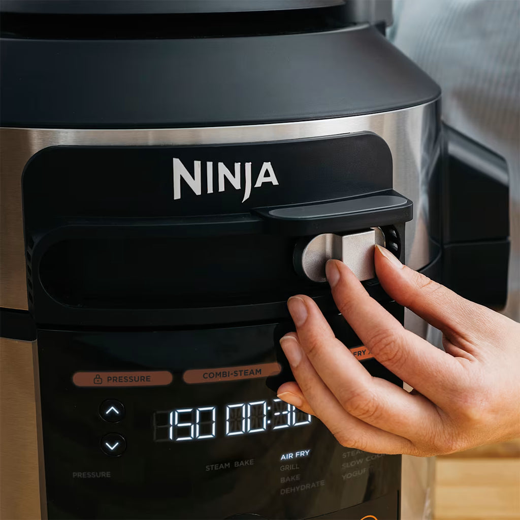 "Ninja Foodi 11-in-1 SmartLid 6L Multi-Cooker OL550UK & Accessories Exclusive Bundle